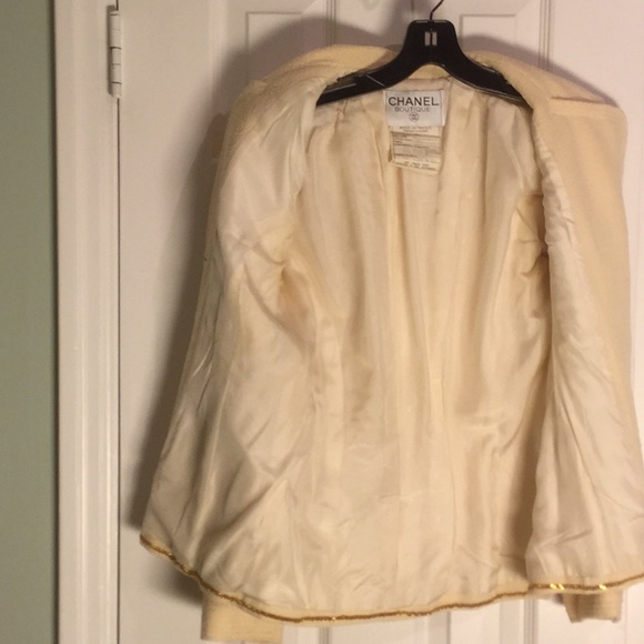 Classic CHANEL 2 piece suit - Picture 4 of 7